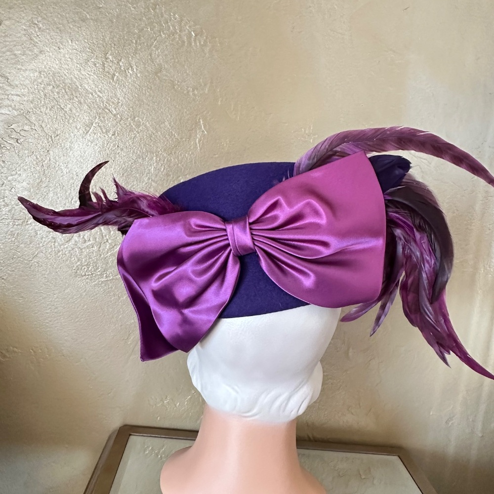 SMASHING 70s' BLUISH PURPLE HAT WITH LONG FEATHERS + LAVENDER FABRIC BOW AT BACK - Picture 5 of 14